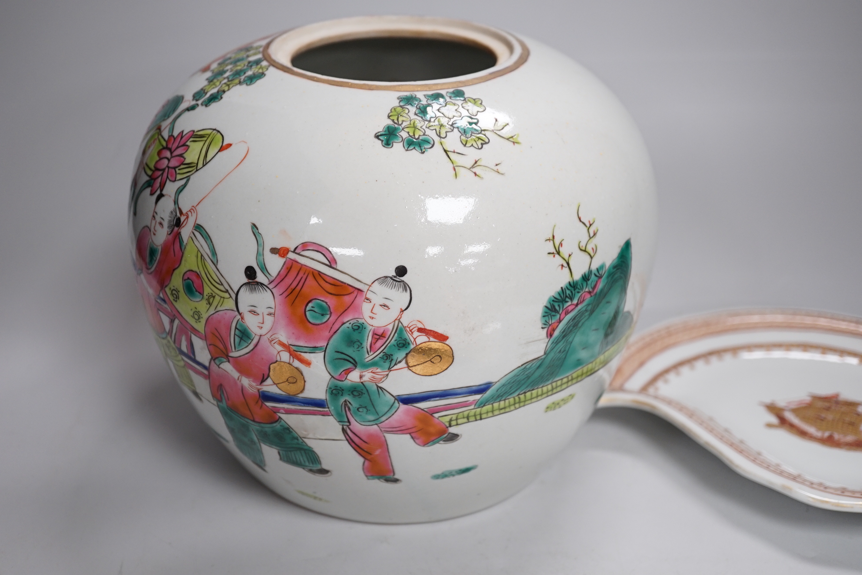 A Chinese lidded pot and 3 Chinese armorial leaf dishes, the largest 23cm high